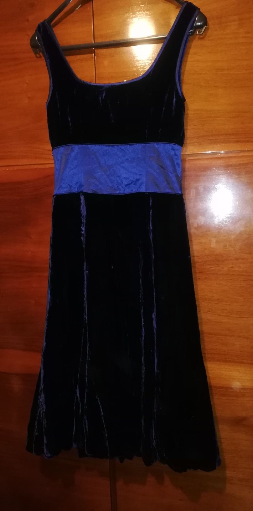 Rochie catifea la genunchi