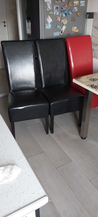 Scaune living piele ecologica 4 negre și 2 rosii