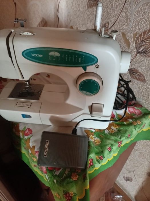 Продам электрическую швейную машинку.