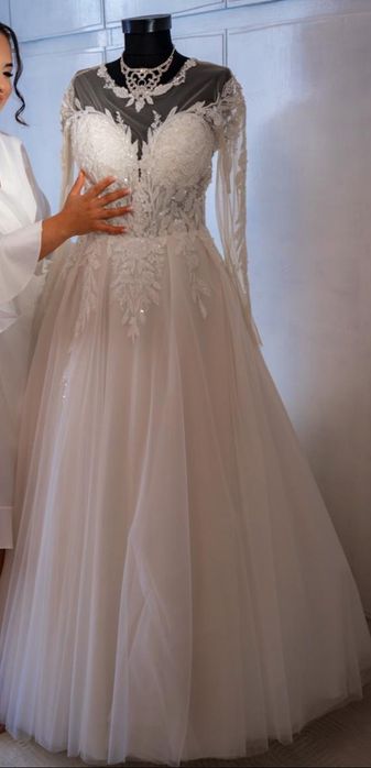 Se oferă spre vânzare rochie de mireasă (curățată profesional)