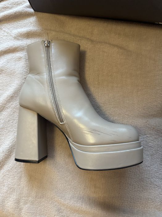 Боти на ток със забележка