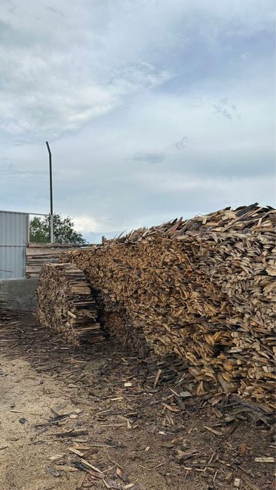 Дрова и опилки в мешках