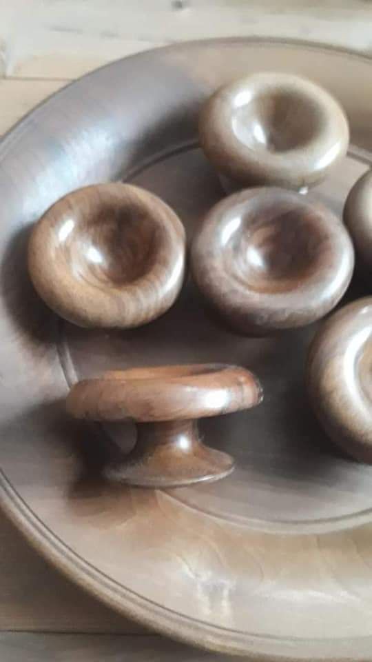 Ръчно правени дървени купи и чинии