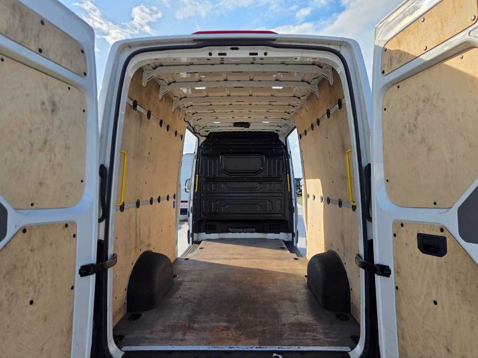 Închiriere dube Volkswagen Crafter Extralung – L4H3