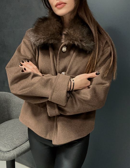 Късо палто с пухена яка два цвята