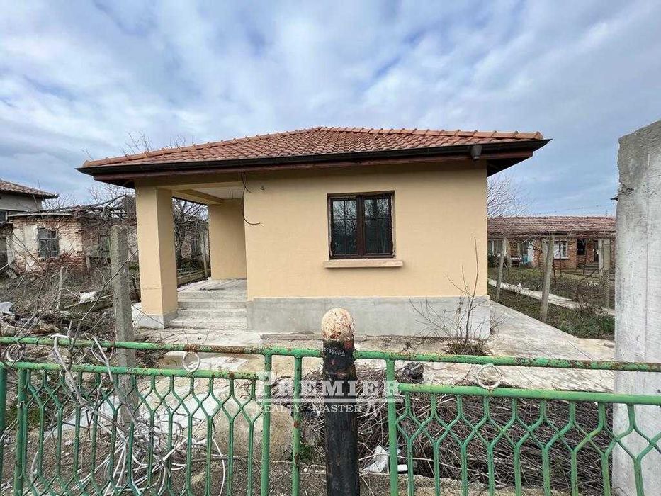 Нова, едноетажна къща в село Тръстиково на 25 км от Бургас