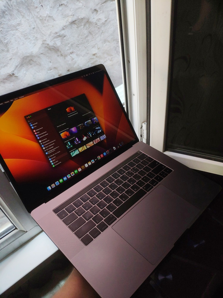 MacBook PRO 15'/ Core i7/16Gb. Radeon Pro DDR5. Или на iPhone