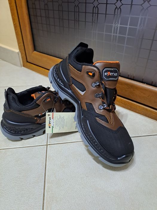 Vând bocanci Exena, noi.