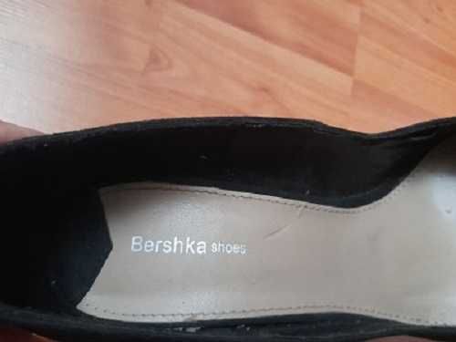 Pantofi Bershka din antilopa neagra, toc argintiu, 40