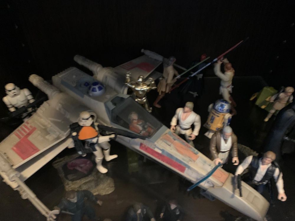 Mica Colectie Star Wars Hasbro din anii 90 cu 14 Figurine si X-Wing.