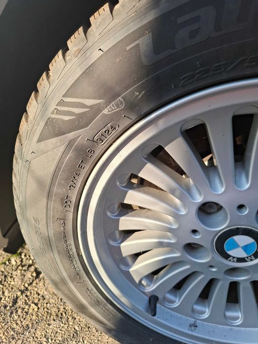 Продавам джанти с нови зимни гуми 225/55/16 за БМВ Е39