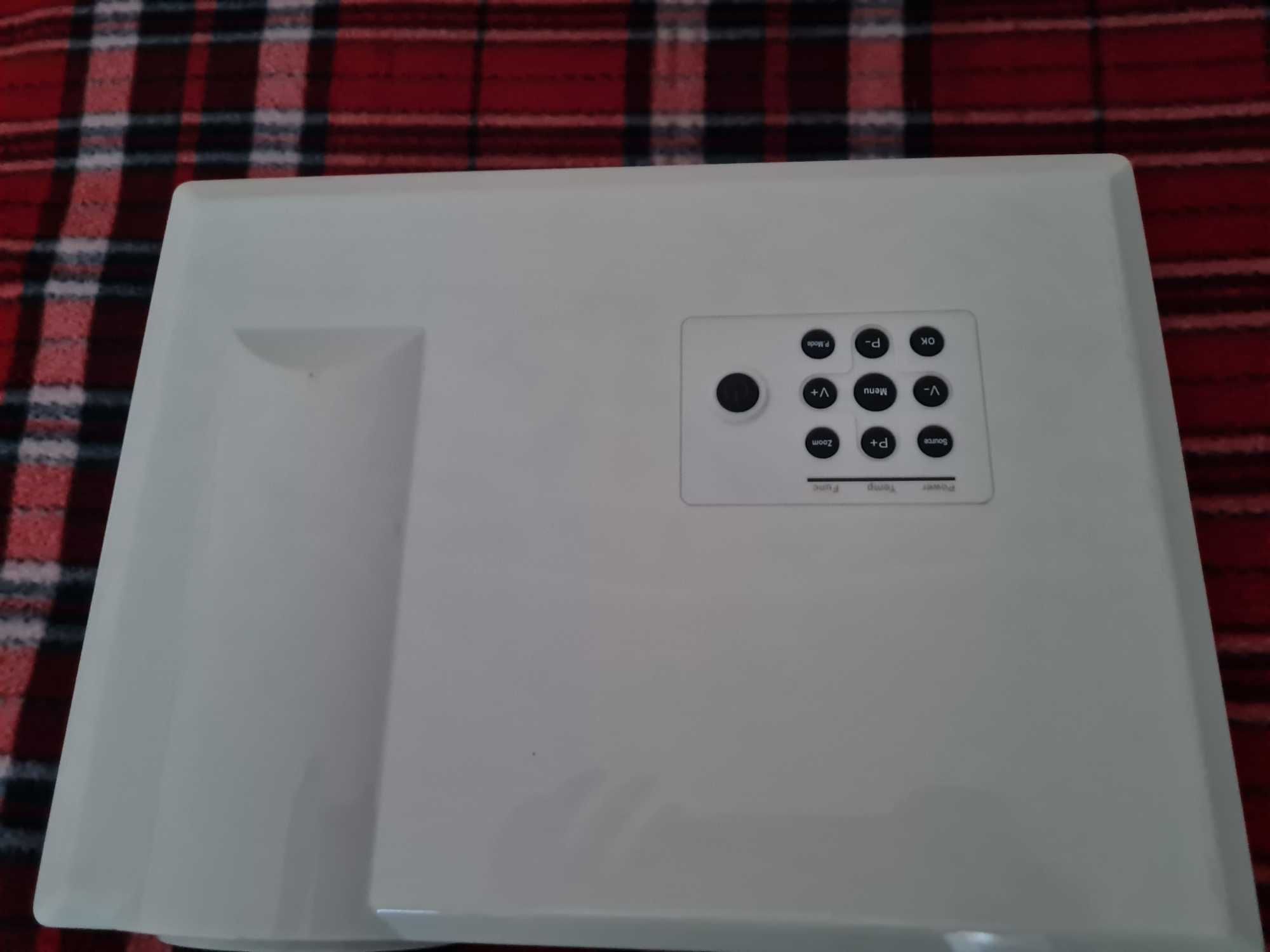 LED проектор в отличном состоянии