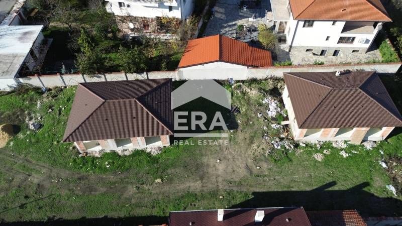 Едноетажна новострояща се къща за продажба, с двор, в с. Калиманци, на