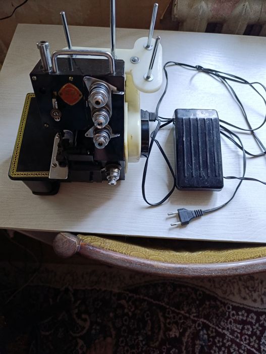 Оверлок почти новый