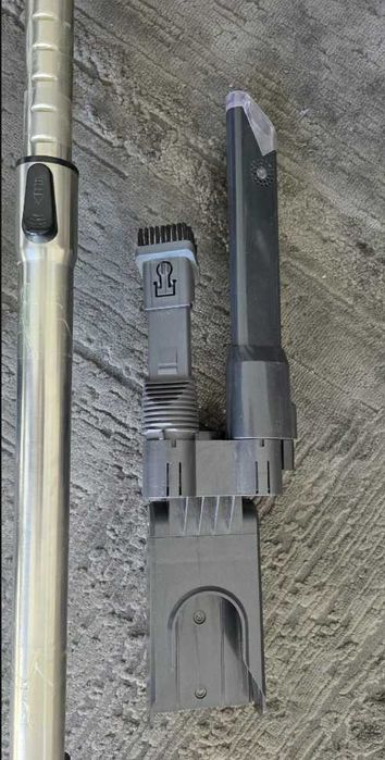 Aspirator vertical pe baterie Maxxmee, filtru HEPA si perie rotativa.