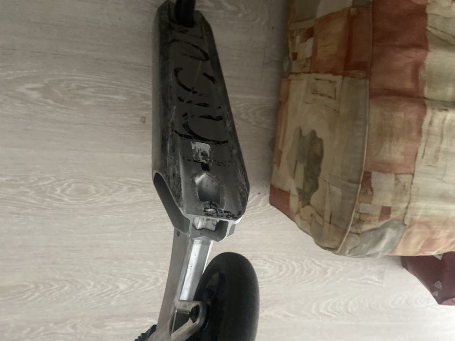 se vinde doar deckul si ghidonul deckul se numeste artefact v2