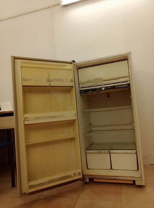 Холодильник в рабочем