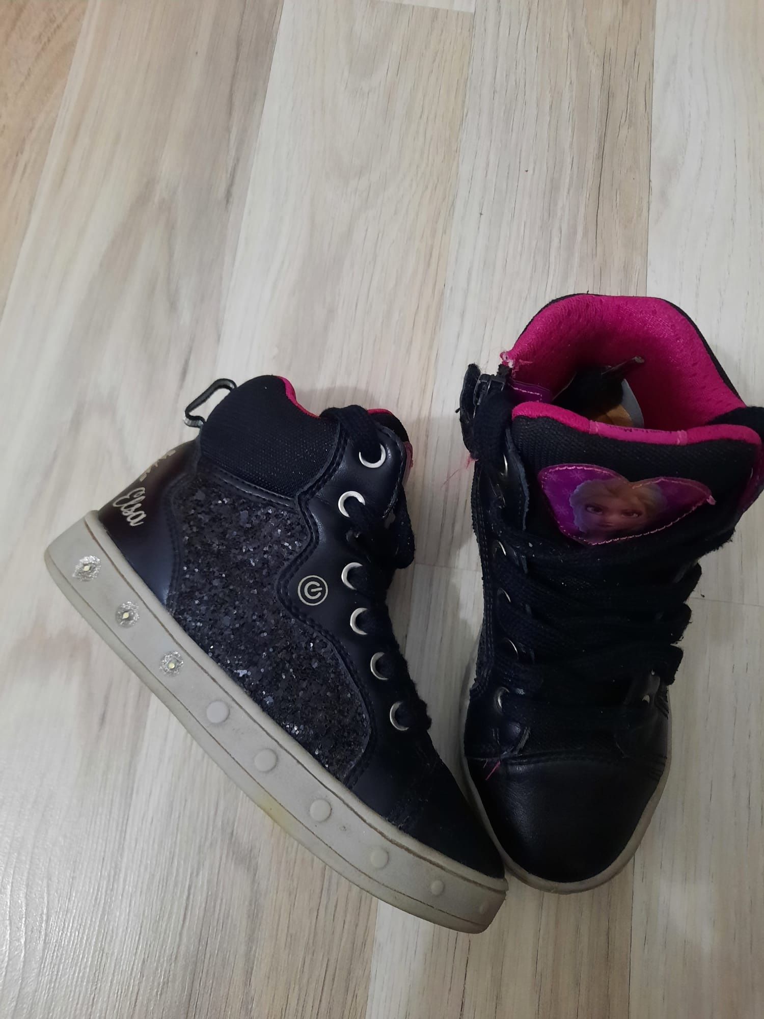 Vand o pereche de sneakers