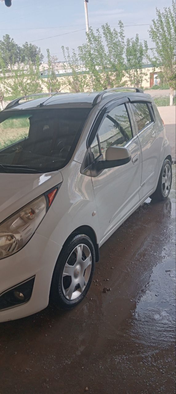 Chevrolet Spark rangi oq sotiladi naqd