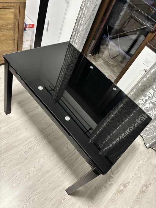 Vând masă neagră din sticlă securizată și cadru metalic