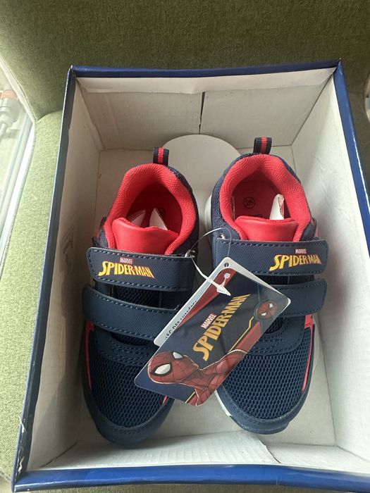 Pantofi sport noi, cu LED, Spiderman,, mărime 26;