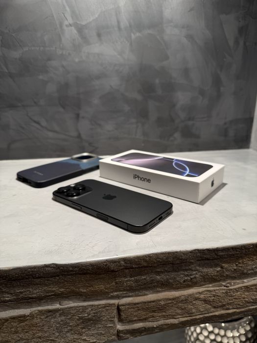 КАТО ЧИСТО НОВ Iphone 16 Pro Black + подарък Pitaka case