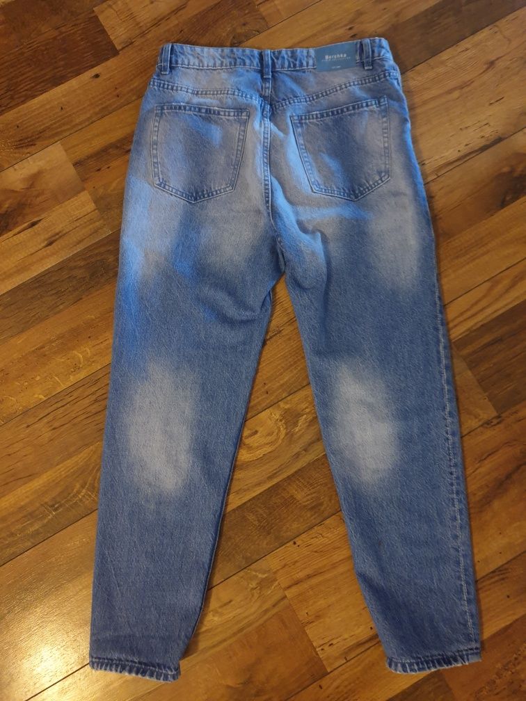 Blugi Bershka model mom jeans