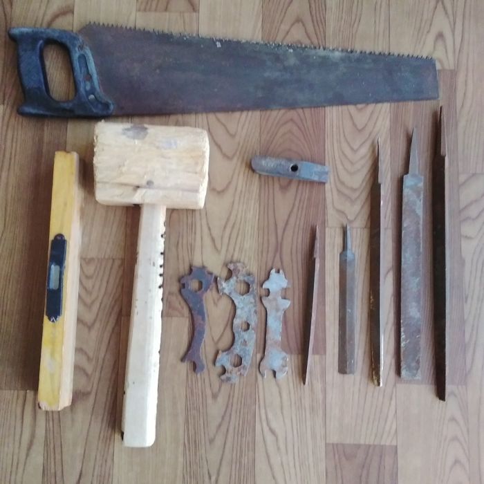 Советская пила, деревянный молоток, уровень, ключи, напильники