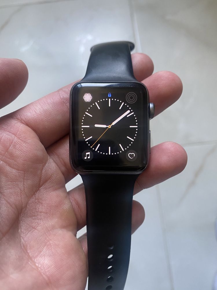 Продам Apple watch 2 42mm в хорошем состояний.