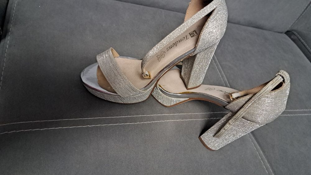 Сребристи сандали на ток