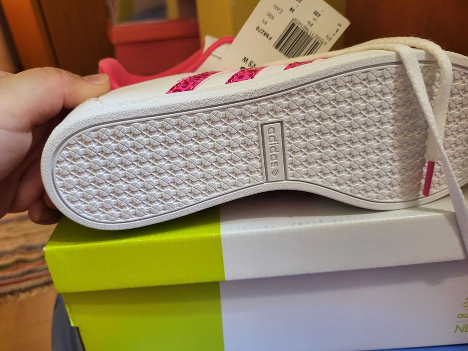 Vand o pereche de adidasi sport pt fete ,marca adidas original ,