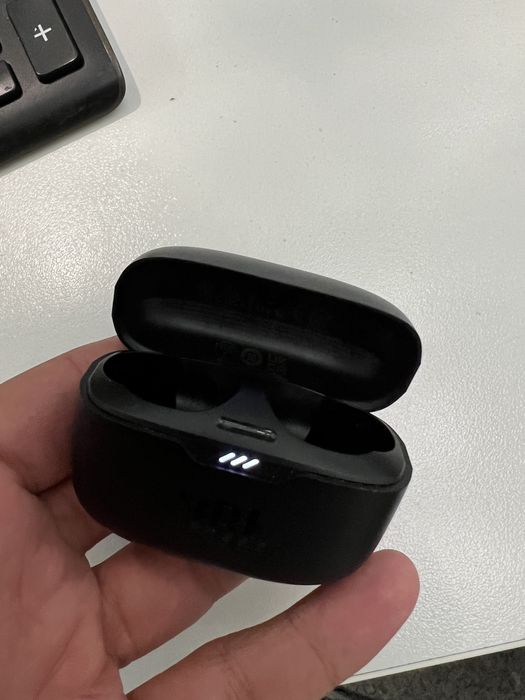 Charge box за JBL слушалки