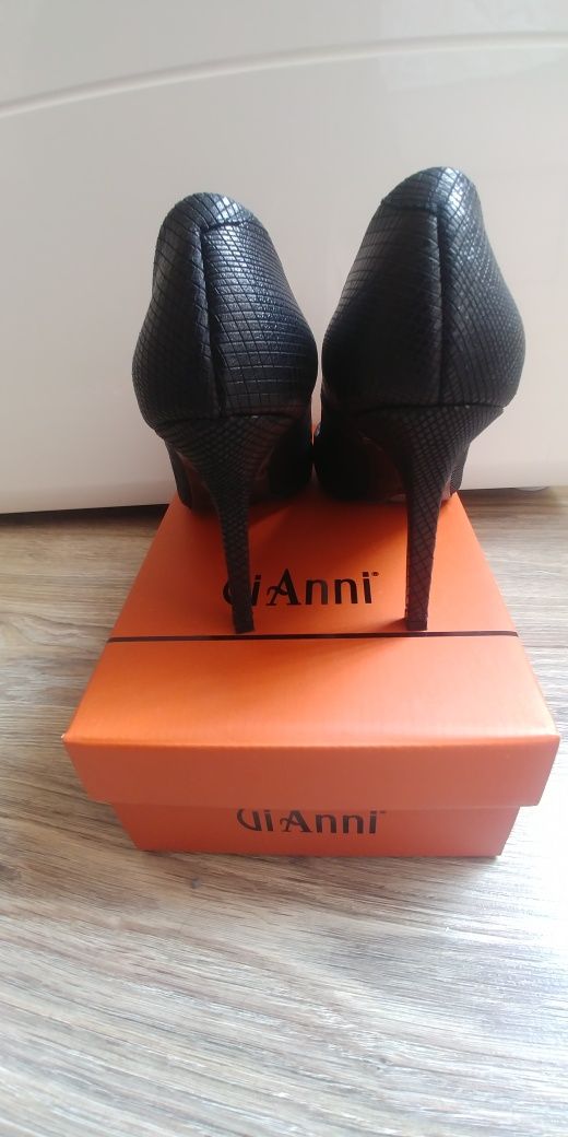 Черни кожени обувки GiAnni на висок ток
