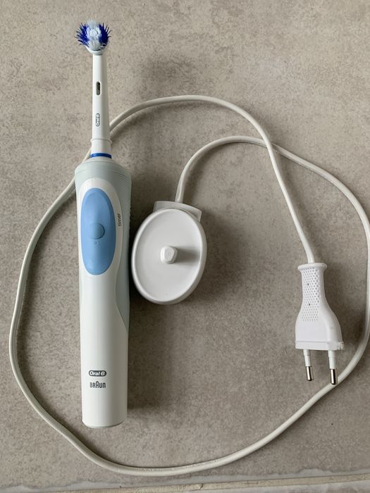 Periuta electrica Oral B cu incarcator