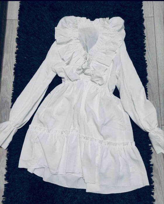 Красива Бяла рокля
