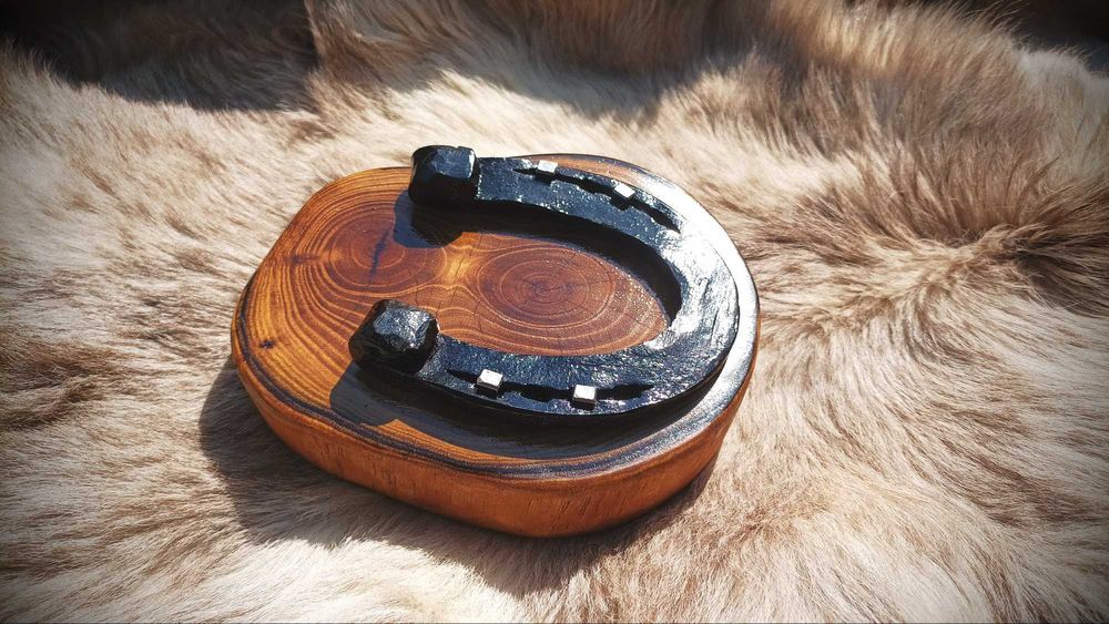 Potcoava norocoasa montata pe suport de salcam