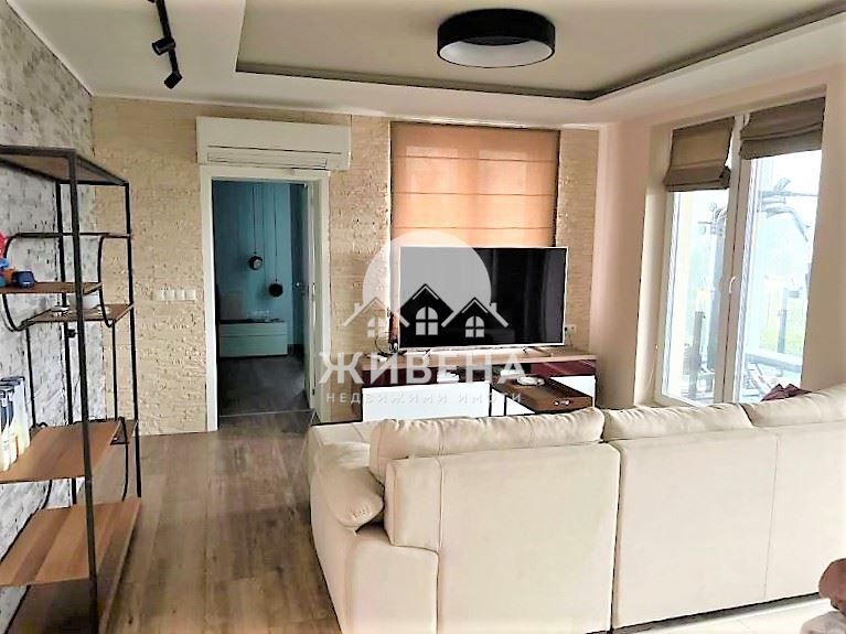 Продавам 4-стаен апартамент, кв. Аспарухово, площ 124 кв.м, с паркинг