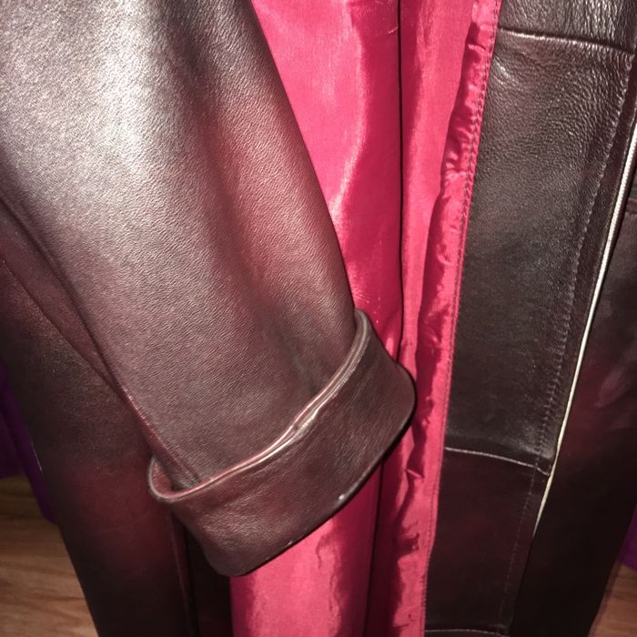 Vând haina de dama din piele de vitel, lungime pana la genunchi, mărim