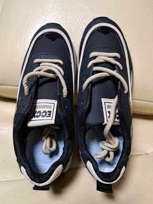 Плодавам чисто нови спортно елегантни обуфки 43 номер .