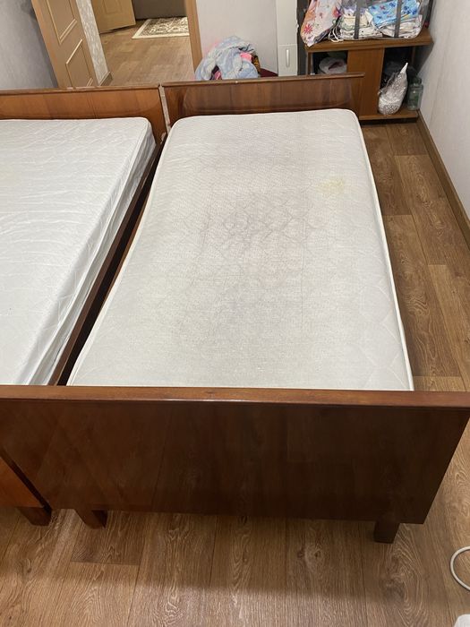 Продам две односпальные кровати,  матрас ортопедический,