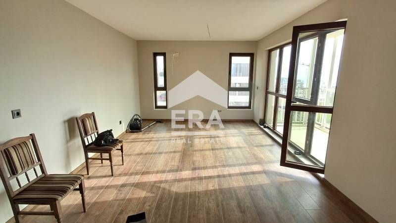 Тристаен, частично обзаведен апартамент за продажба, с морска панорама