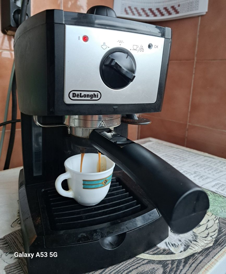 Еспресомашина Delonghi, модел EC 153.B, черен