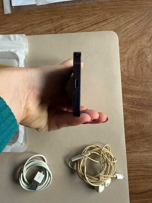 iPhone 12 mini 64GB, черен – в много добро състояние