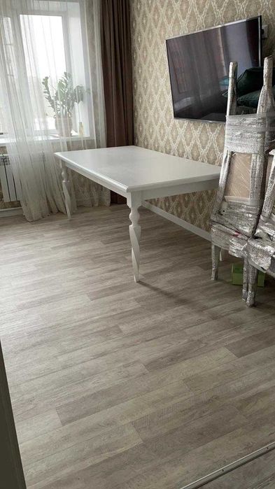 Продам стол гостиный.