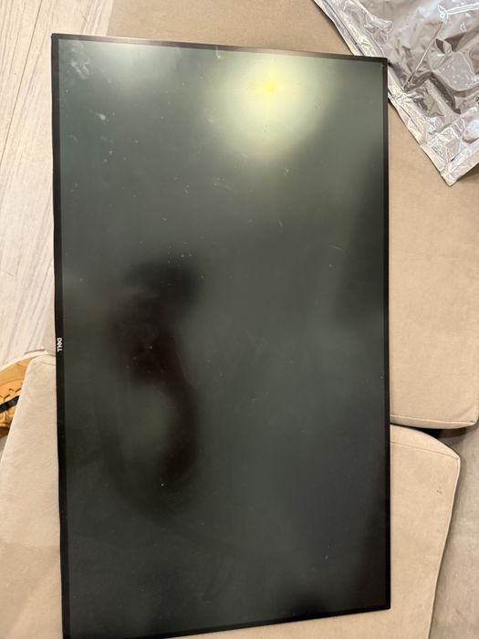 Ecran monitor dell u2720q 4k, functional dar crapat