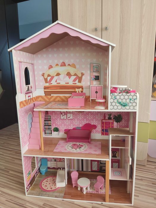 Дървена къща за кукли