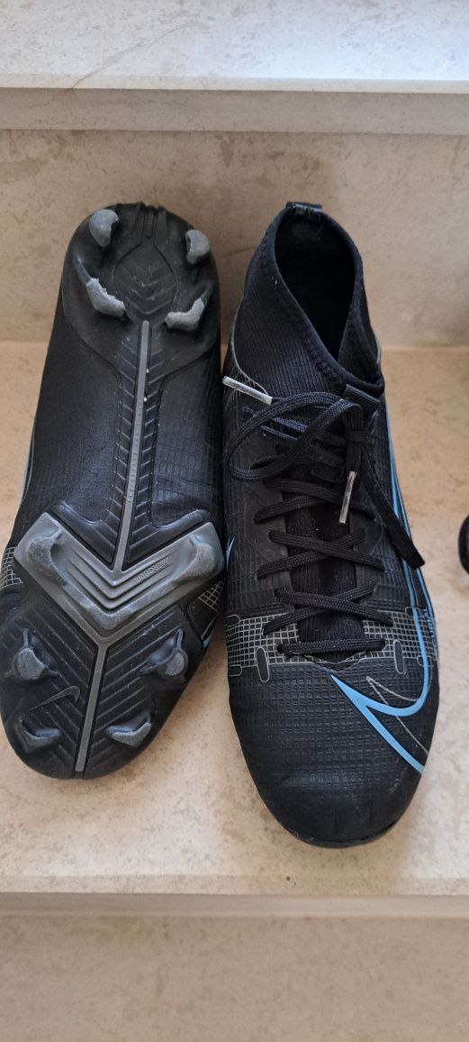 Футболни обувки nike, adidas