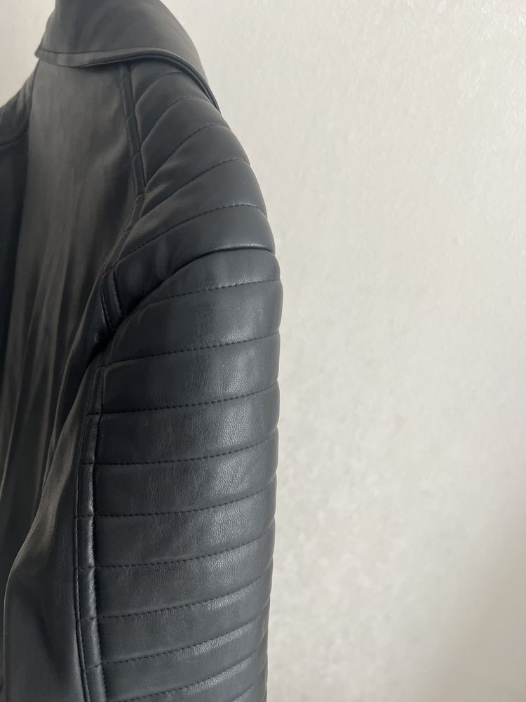 Продам черную кожаную косуху Calvin Klein