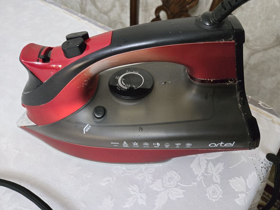 Artel SI 8003 красный цвет