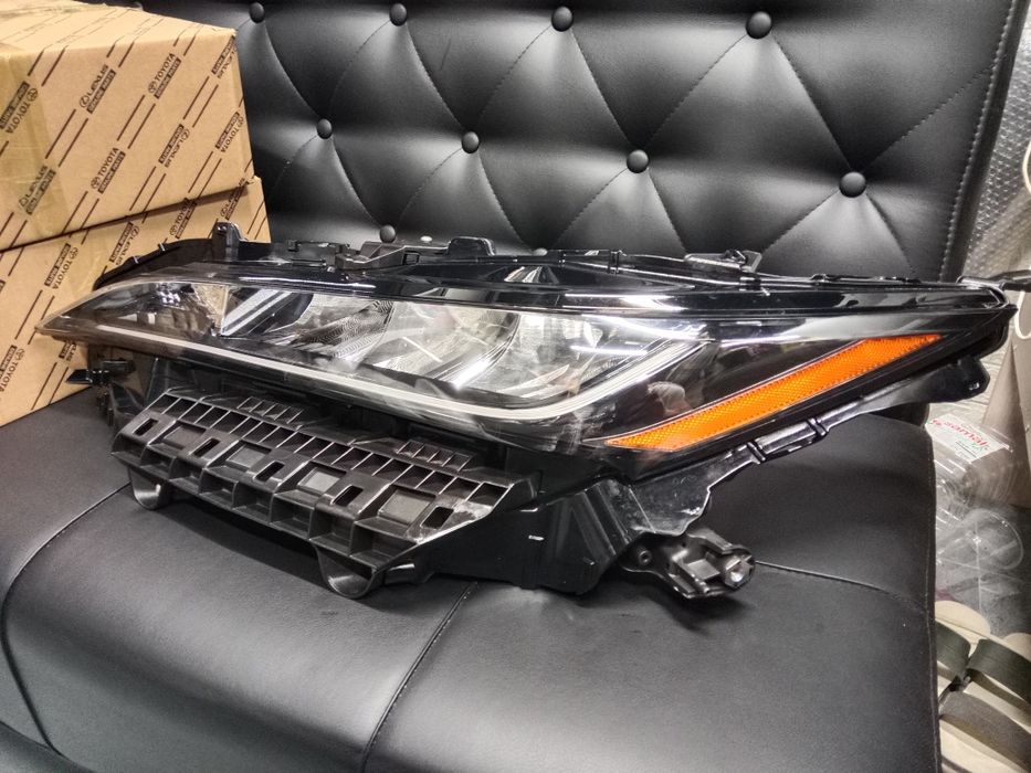 Тойота VENZA фар передний